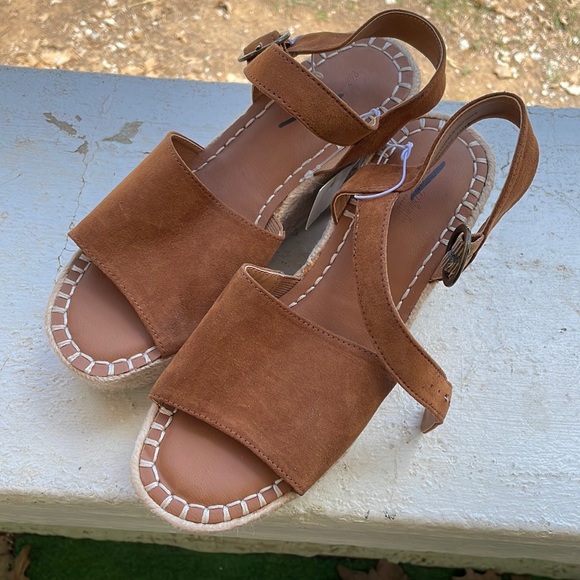 Universal thread sandal edge platform size 8 - Picture 2 of 5